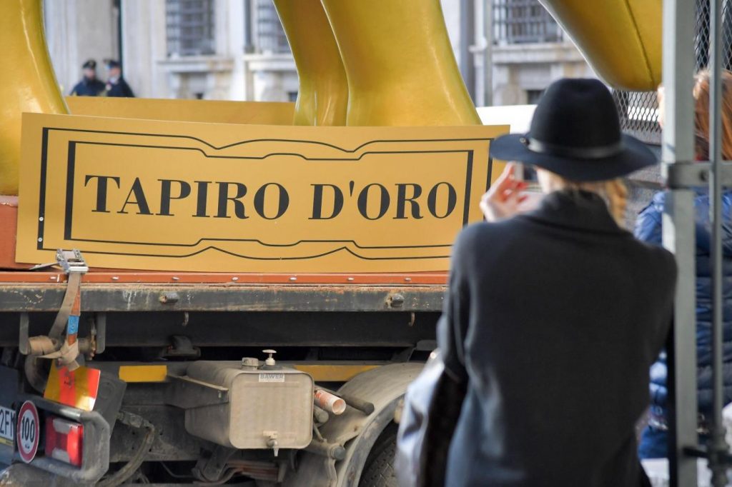 tapiro d'oro gigante roma