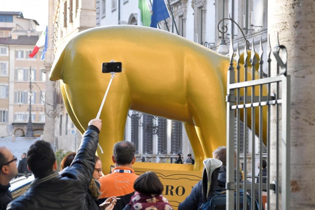 tapiro d'oro gigante roma