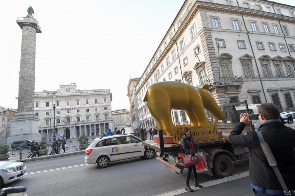 tapiro d'oro gigante roma