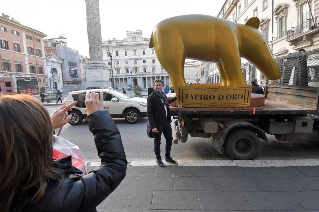 tapiro d'oro gigante roma