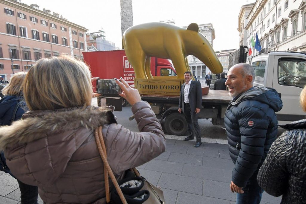 tapiro d'oro gigante roma