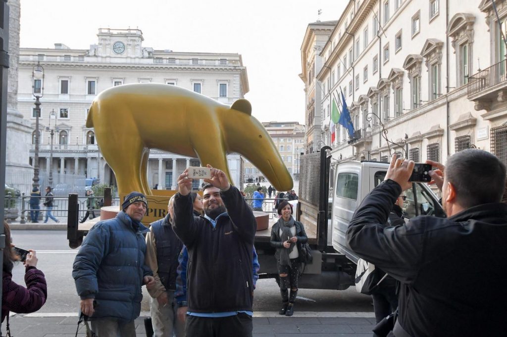 tapiro d'oro gigante roma