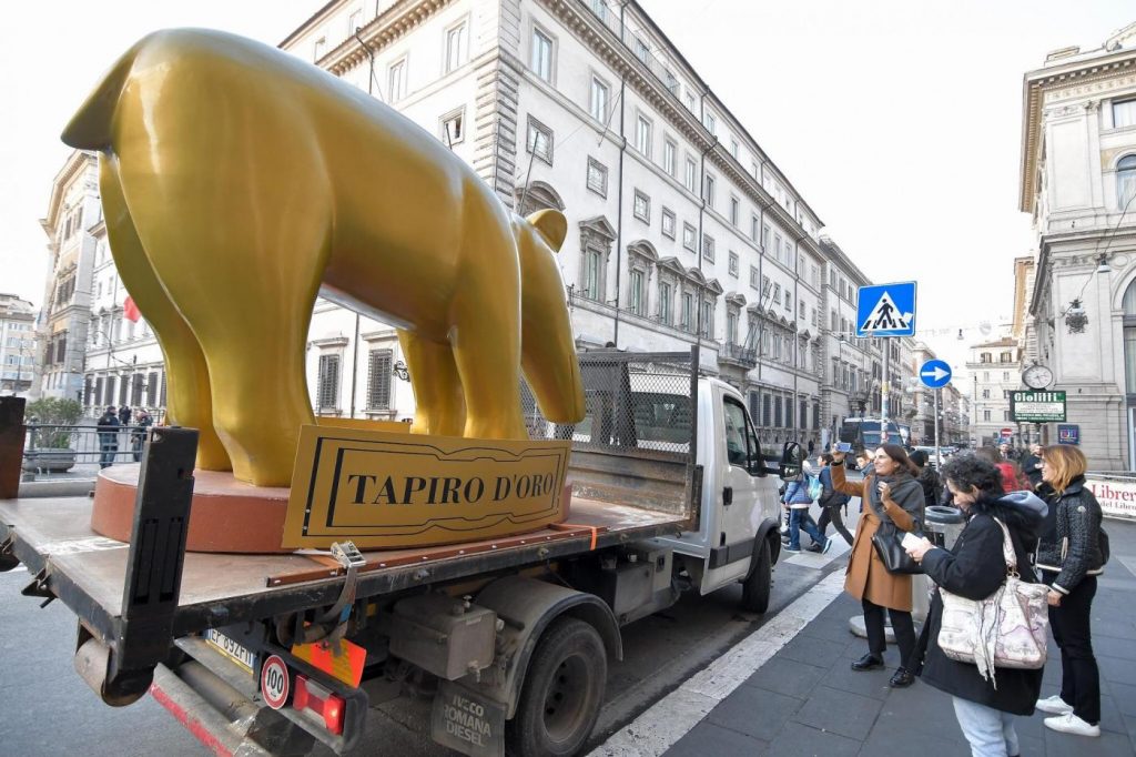 tapiro d'oro gigante roma