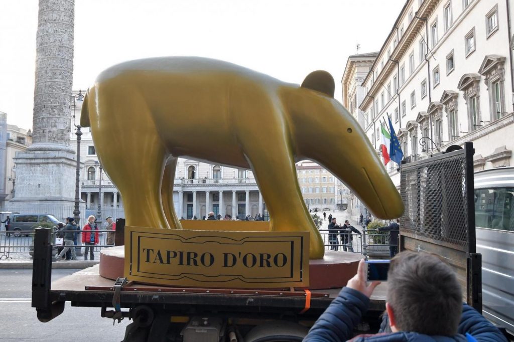 tapiro d'oro gigante roma