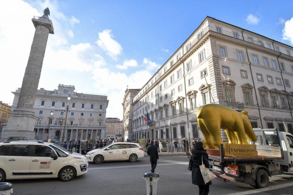tapiro d'oro gigante roma