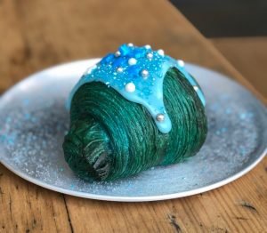 Croissant blu alga spirulina