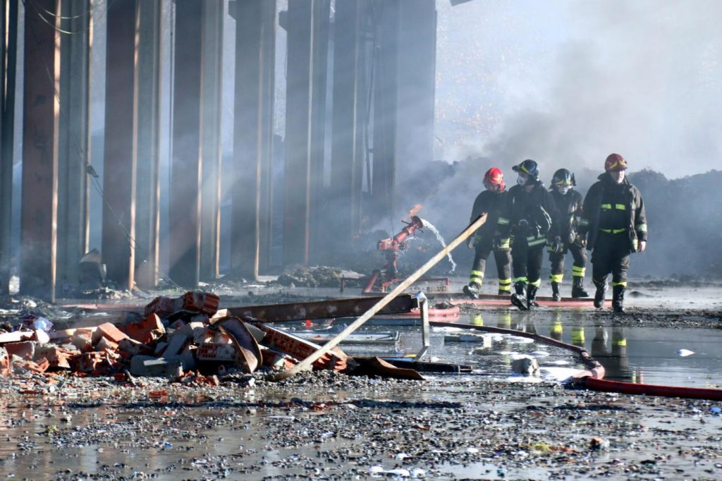 incendio capannone Pavia
