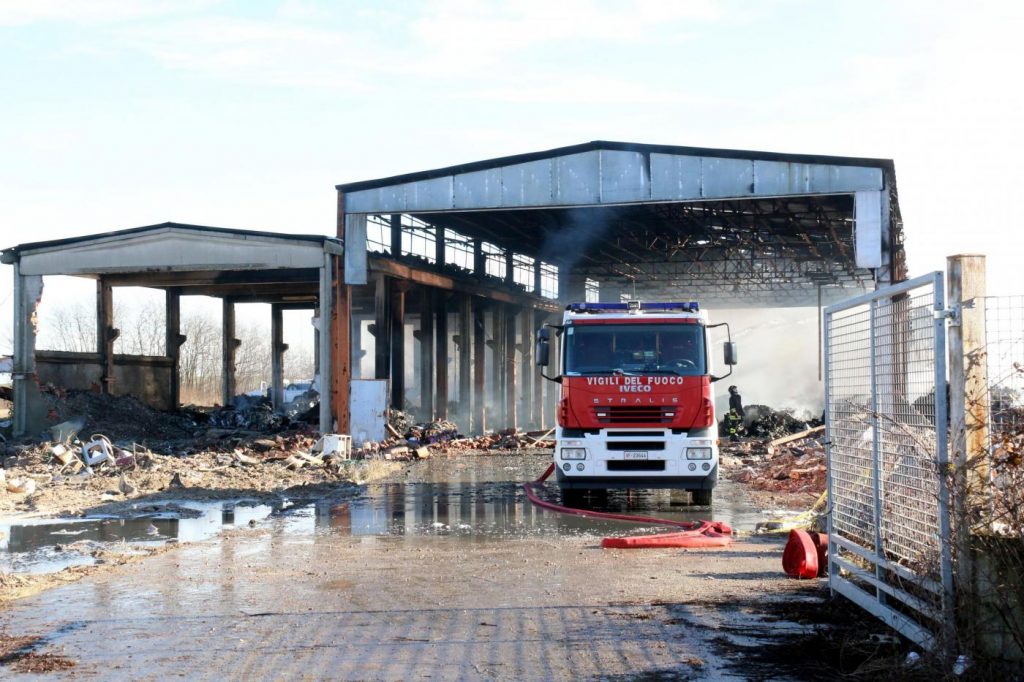 incendio capannone Pavia