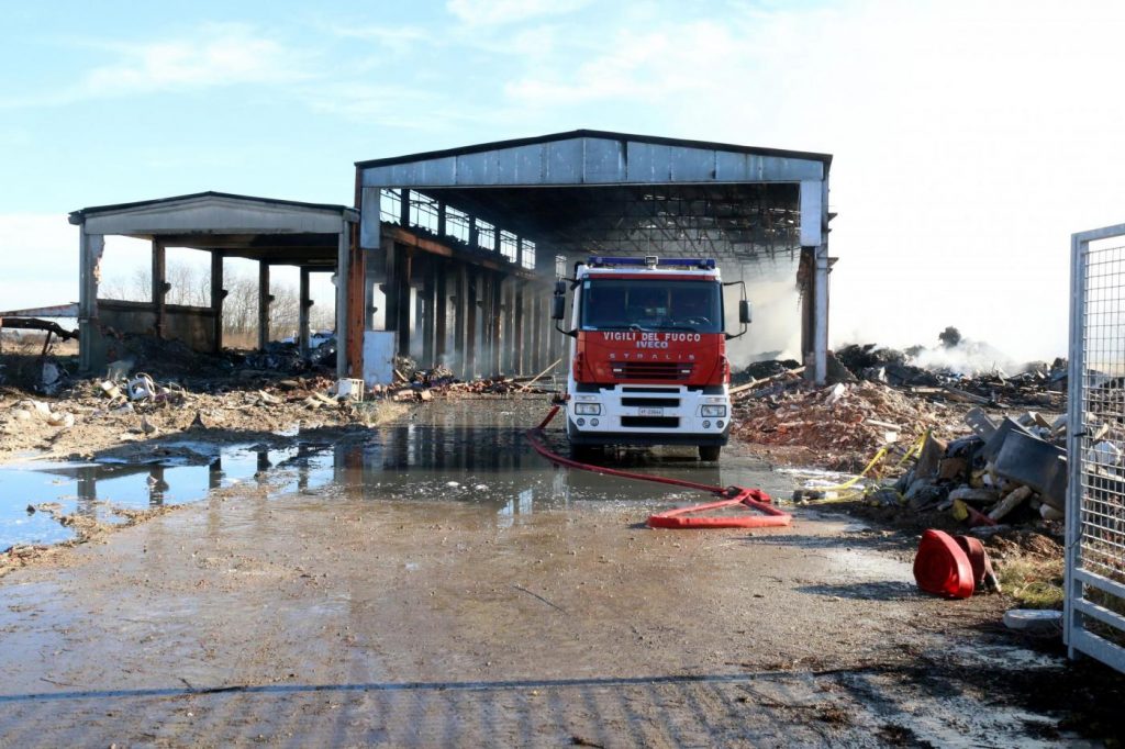 incendio capannone Pavia