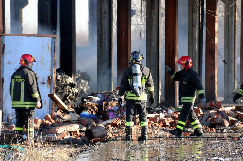 incendio capannone Pavia