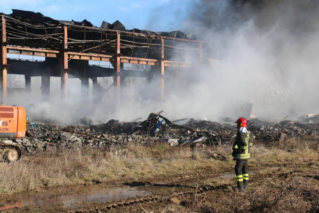 incendio capannone Pavia