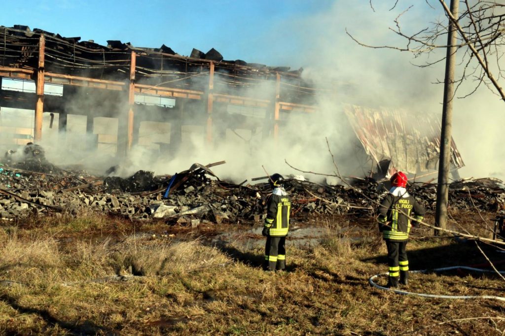 incendio capannone Pavia