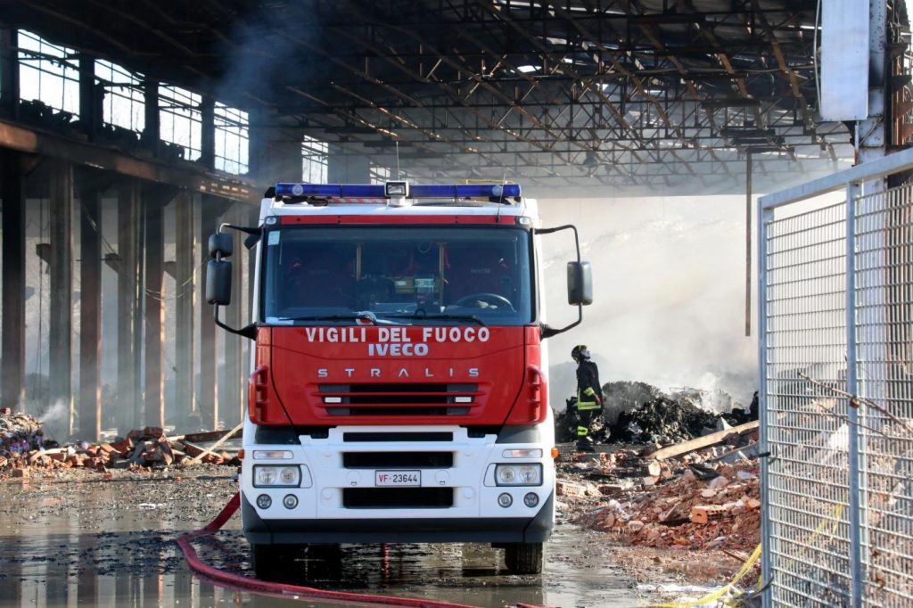 incendio capannone Pavia