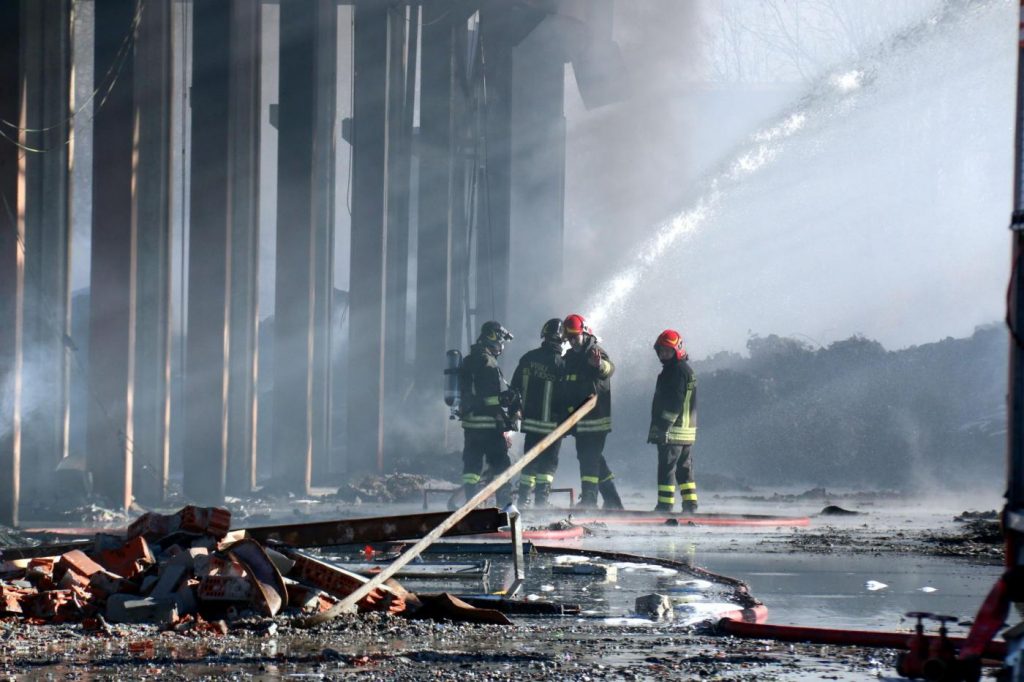 incendio capannone Pavia