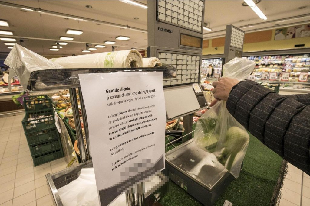 Sacchetti biodegradabili a pagamento nei supermercati