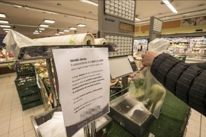 Sacchetti biodegradabili a pagamento nei supermercati
