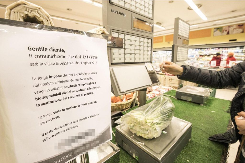 Sacchetti biodegradabili a pagamento nei supermercati