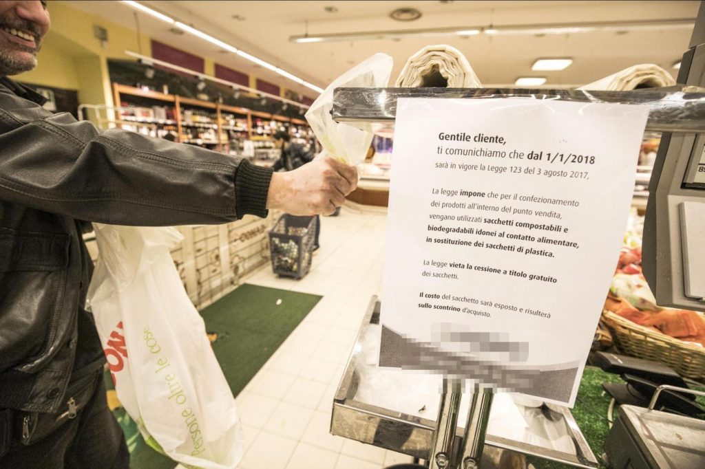 Sacchetti biodegradabili a pagamento nei supermercati