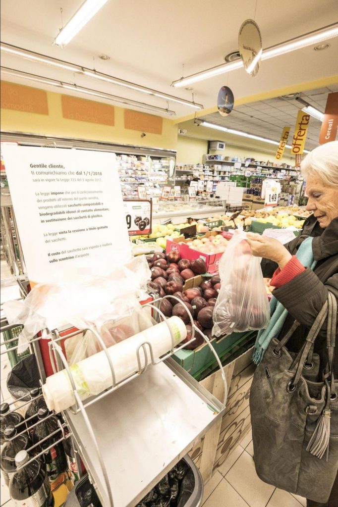 Sacchetti biodegradabili a pagamento nei supermercati