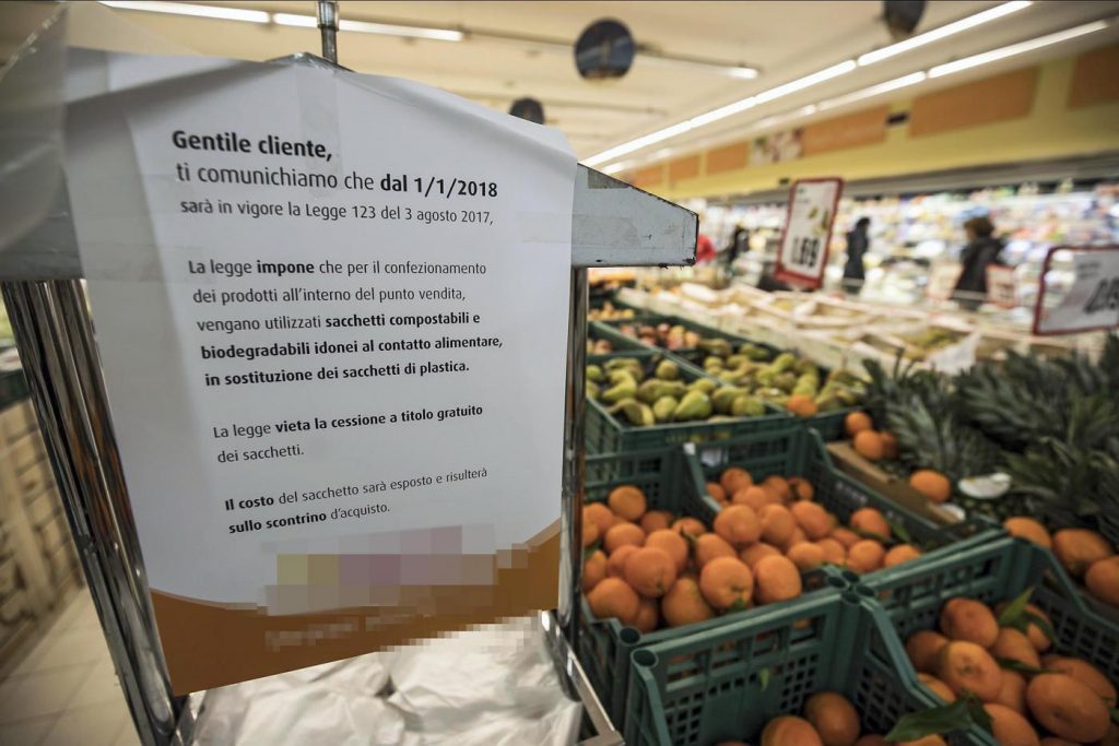 Sacchetti biodegradabili a pagamento nei supermercati
