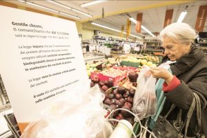 Sacchetti biodegradabili a pagamento nei supermercati