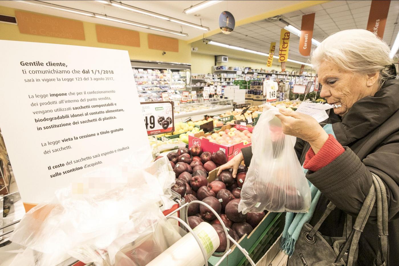 Sacchetti biodegradabili a pagamento nei supermercati