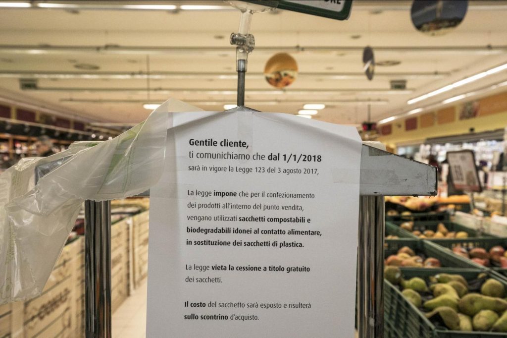 Sacchetti biodegradabili a pagamento nei supermercati