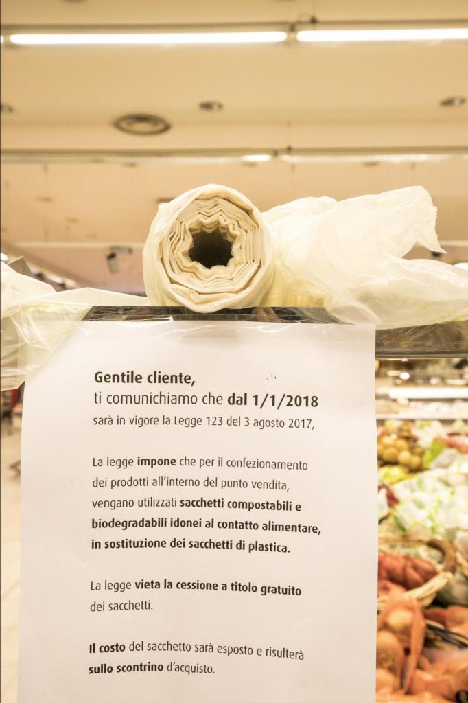 Sacchetti biodegradabili a pagamento nei supermercati