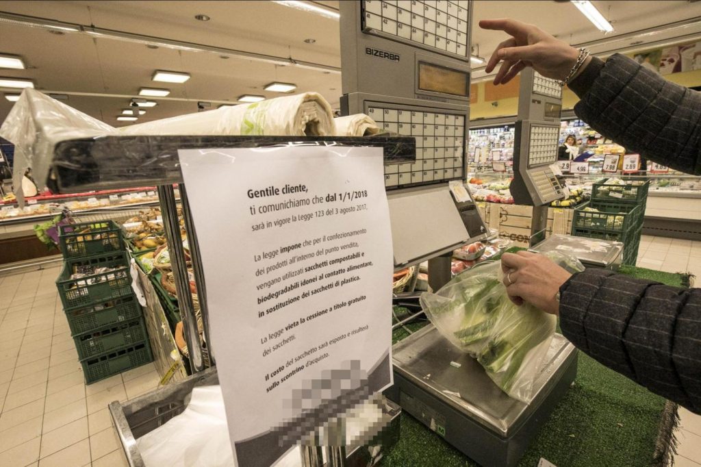 Sacchetti biodegradabili a pagamento nei supermercati