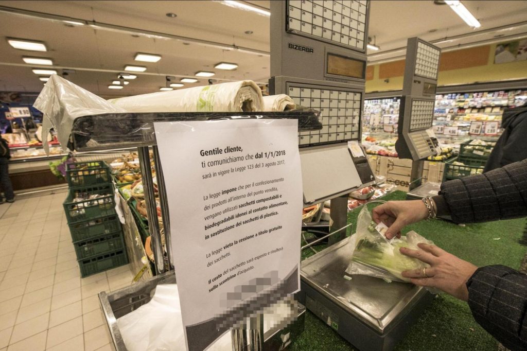 Sacchetti biodegradabili a pagamento nei supermercati