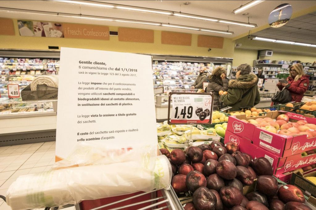 Sacchetti biodegradabili a pagamento nei supermercati