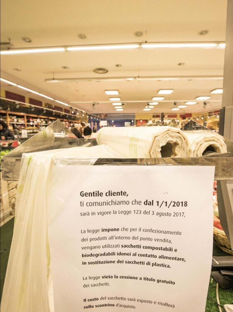 Sacchetti biodegradabili a pagamento nei supermercati