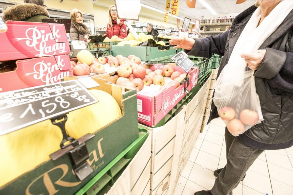 Sacchetti biodegradabili a pagamento nei supermercati