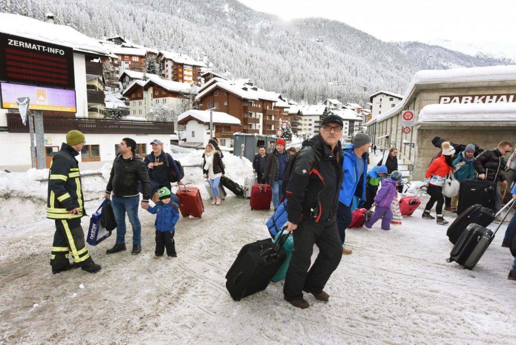 Svizzera, 13 mila turisti bloccati a Zermatt per la neve