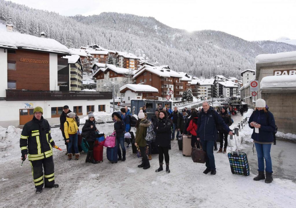 Svizzera, 13 mila turisti bloccati a Zermatt per la neve