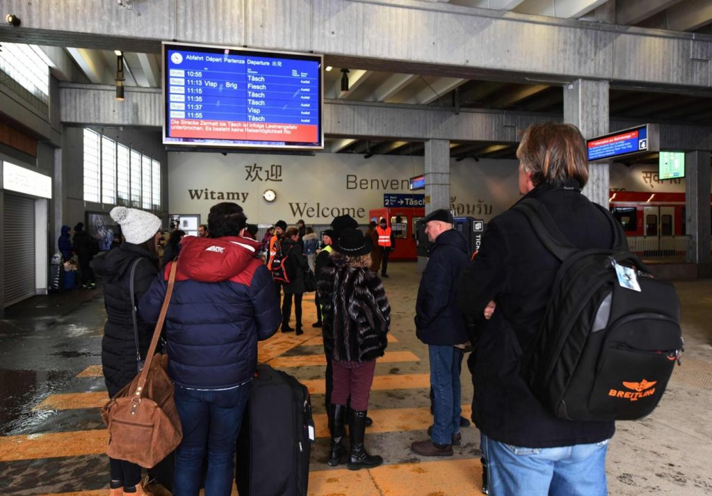 Svizzera, 13 mila turisti bloccati a Zermatt per la neve