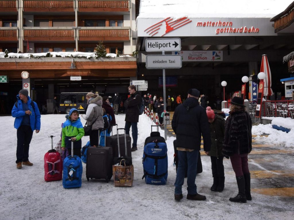 Svizzera, 13 mila turisti bloccati a Zermatt per la neve