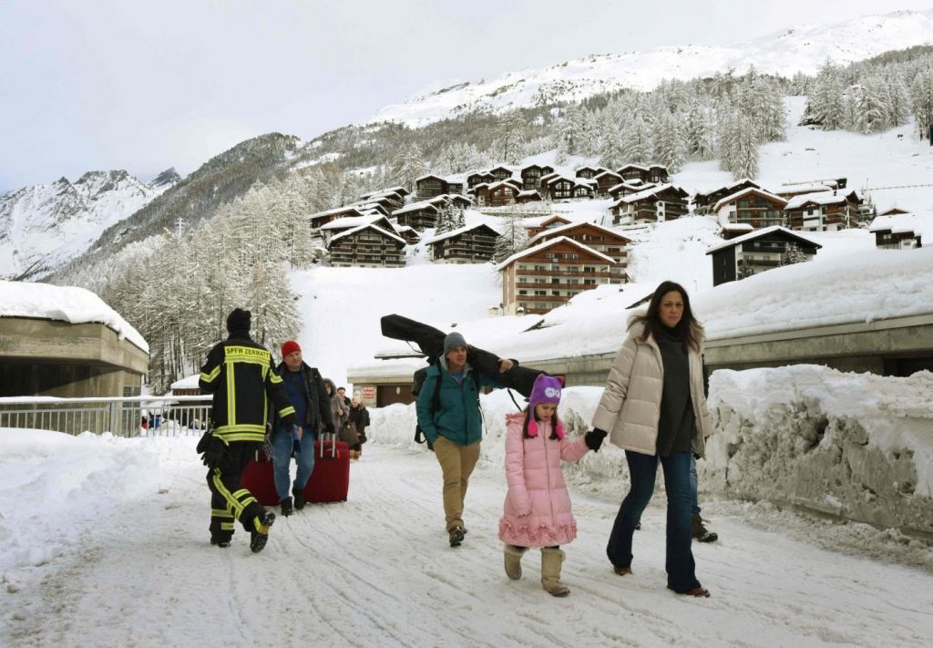 Svizzera, 13 mila turisti bloccati a Zermatt per la neve