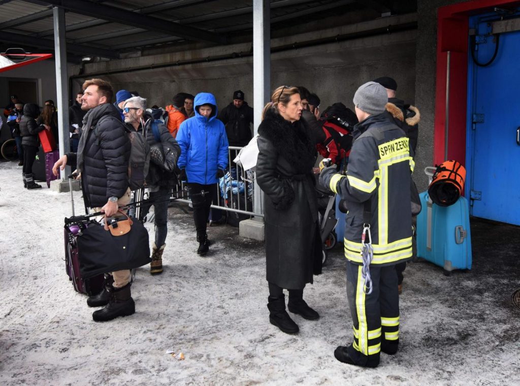 Svizzera, 13 mila turisti bloccati a Zermatt per la neve