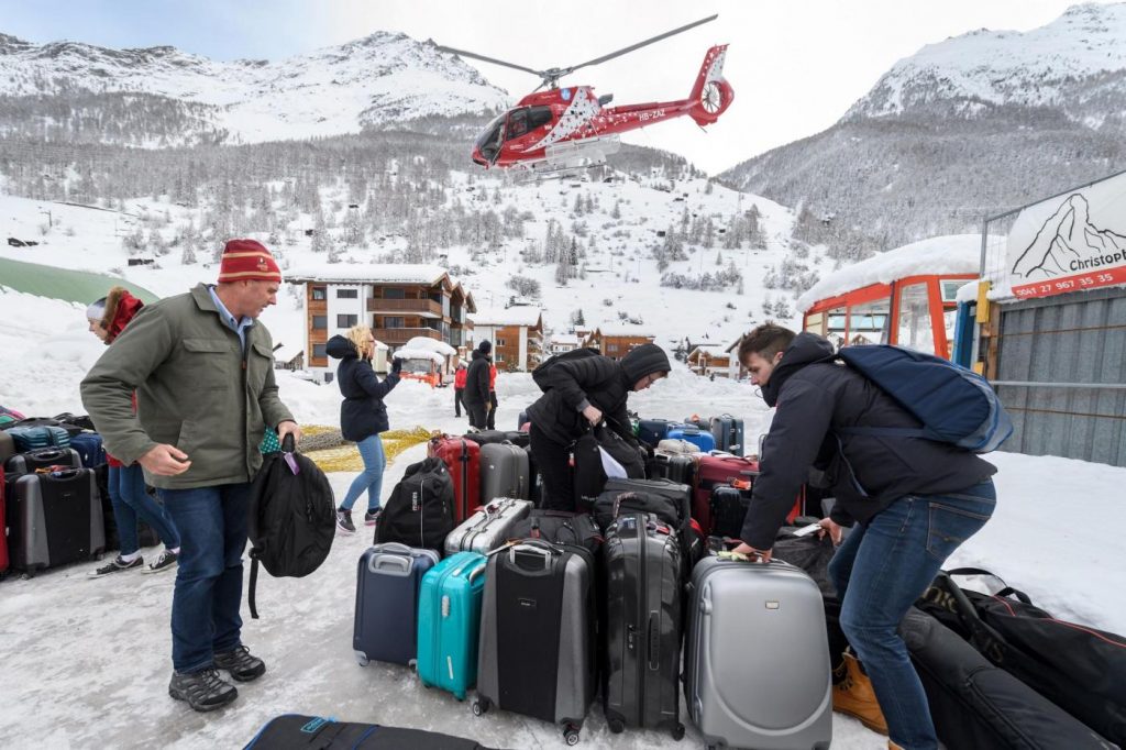 Svizzera, 13 mila turisti bloccati a Zermatt per la neve