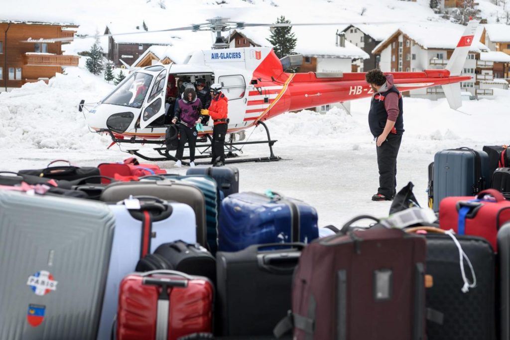 Svizzera, 13 mila turisti bloccati a Zermatt per la neve