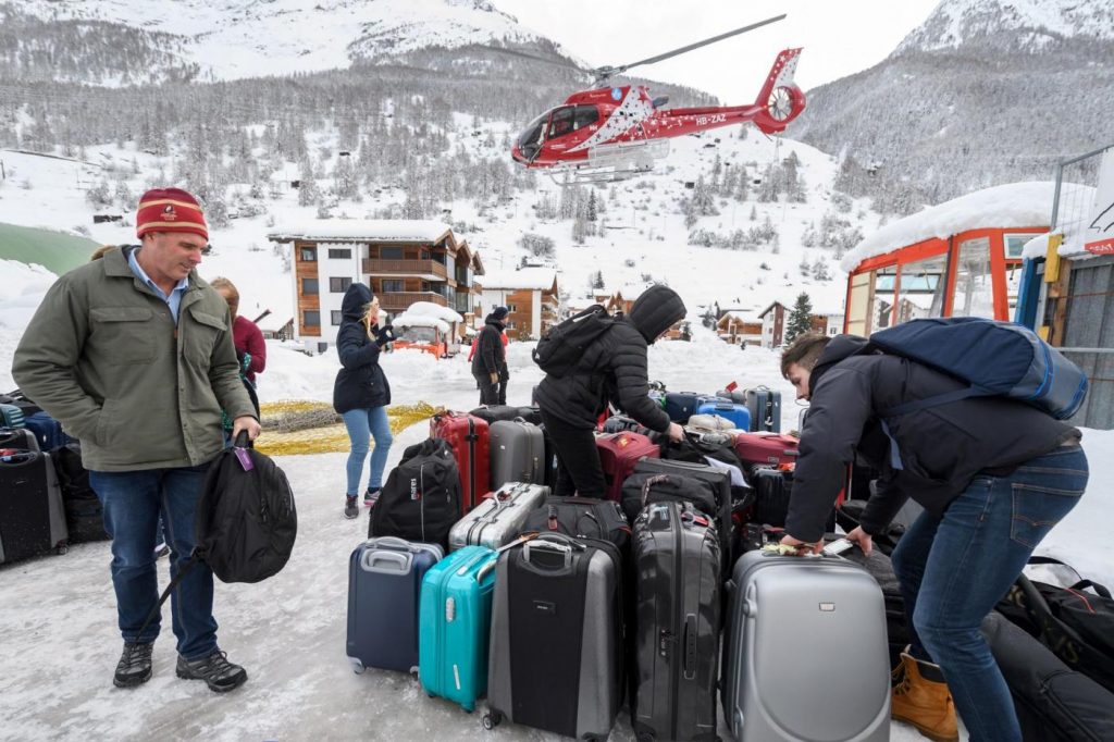 Svizzera, 13 mila turisti bloccati a Zermatt per la neve
