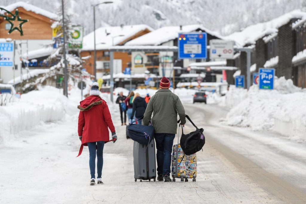 Svizzera, 13 mila turisti bloccati a Zermatt per la neve