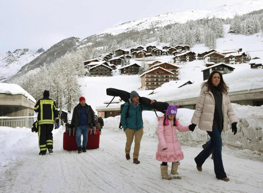 Svizzera, 13 mila turisti bloccati a Zermatt per la neve