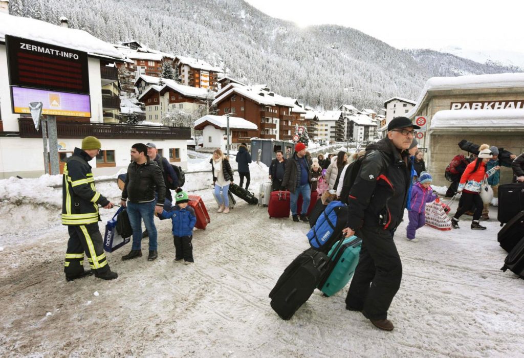 Svizzera, 13 mila turisti bloccati a Zermatt per la neve