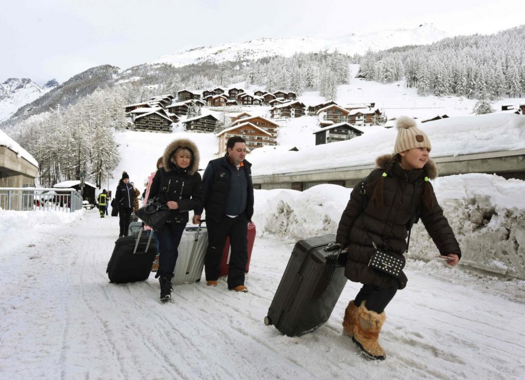 Svizzera, 13 mila turisti bloccati a Zermatt per la neve