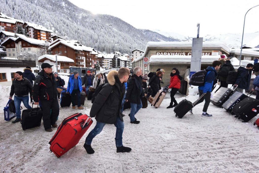 Svizzera, 13 mila turisti bloccati a Zermatt per la neve