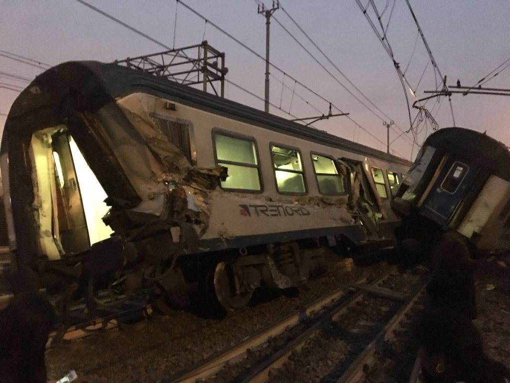 treno deragliato milano trenord