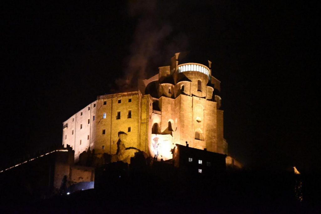 Torino, Fiamme alla Sacra di San Michele