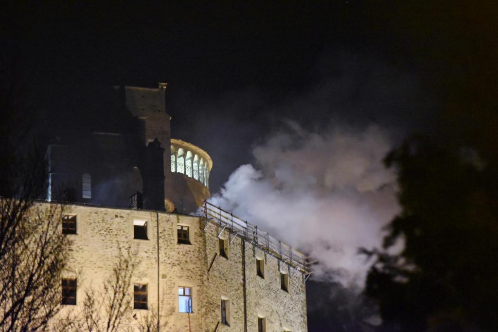 Torino, Fiamme alla Sacra di San Michele